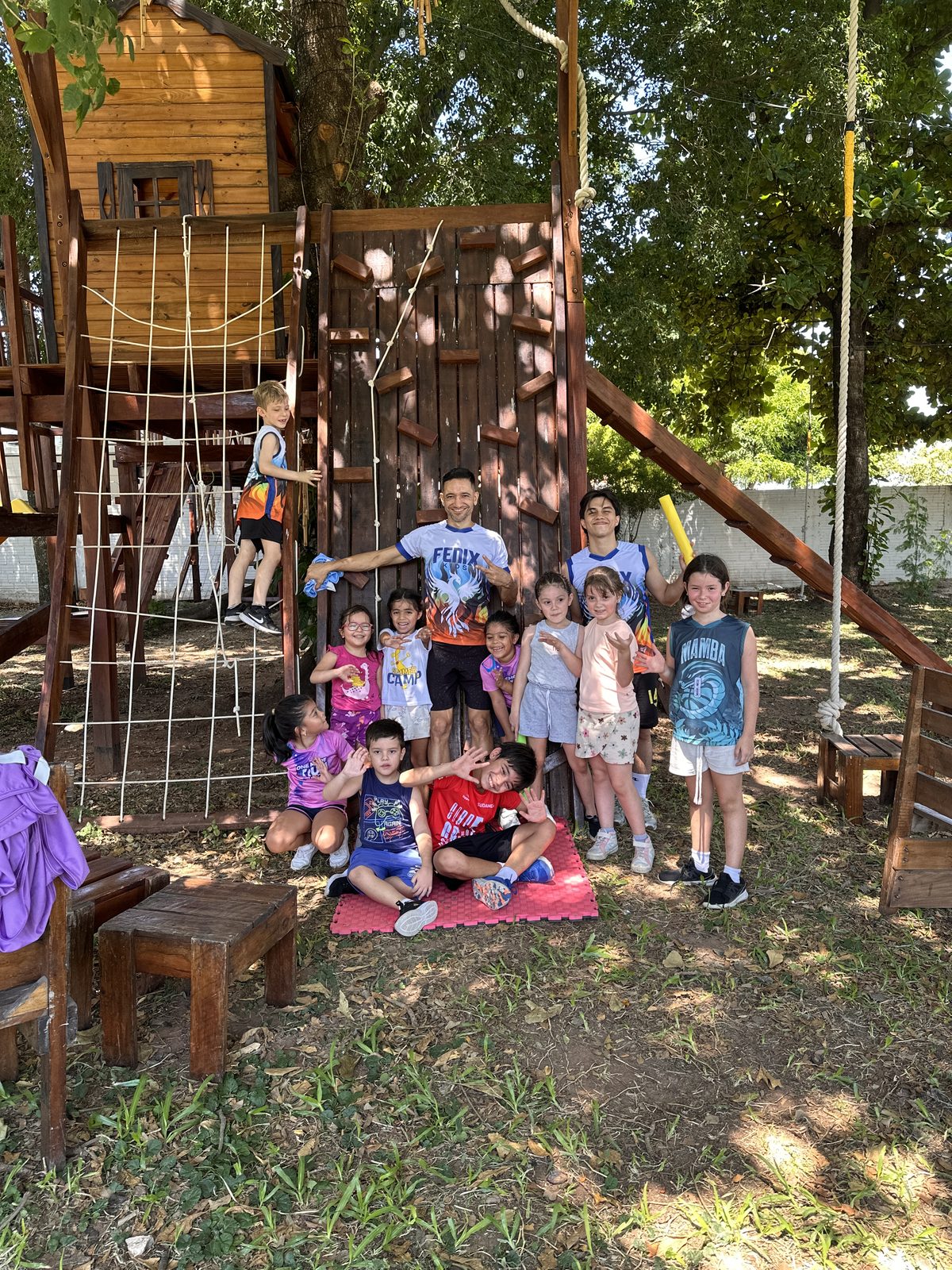 Niños en el circuito de obstáculos