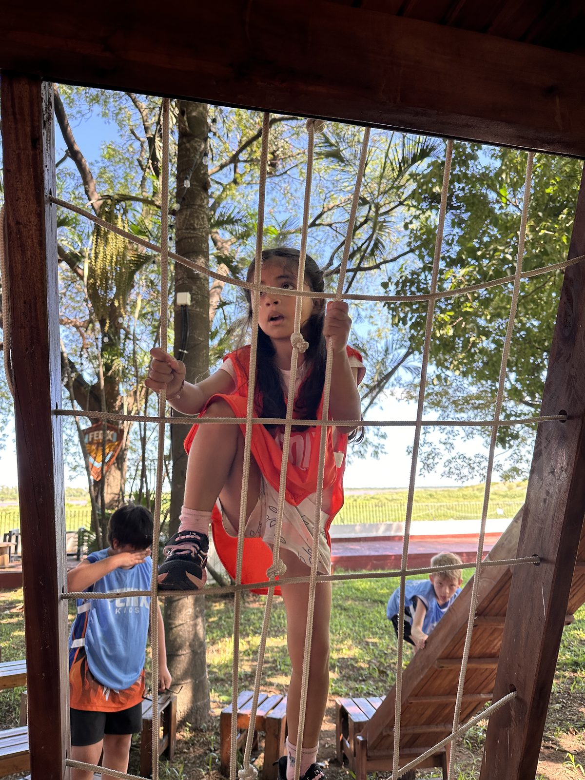 Niña en la red de escalada
