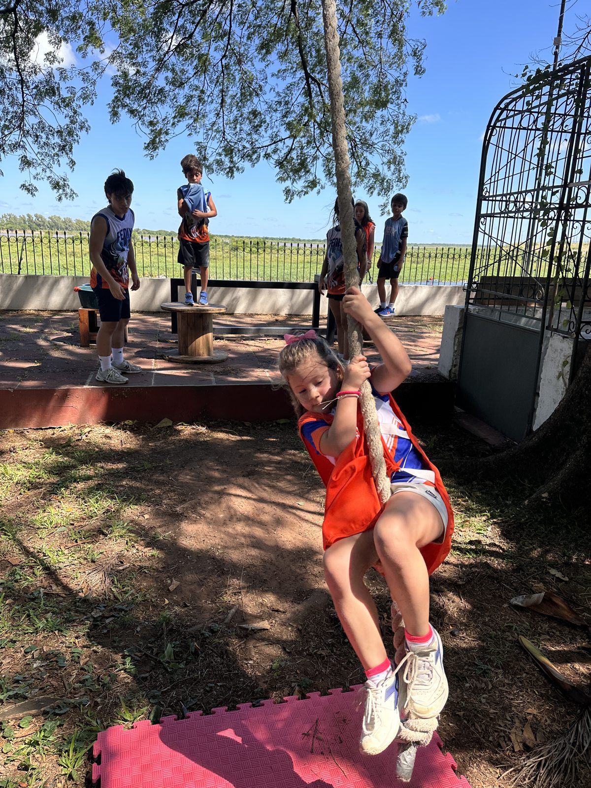 Niña entrenando con cuerda