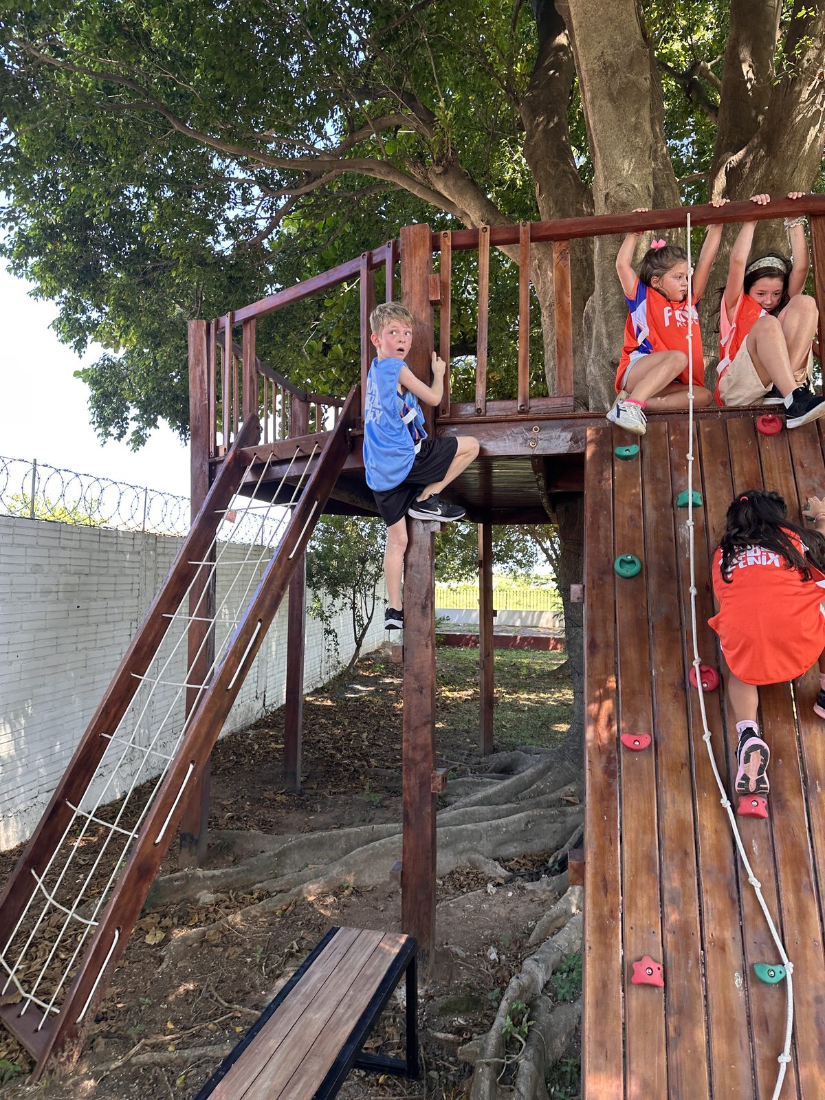 Niños cruzando el puente