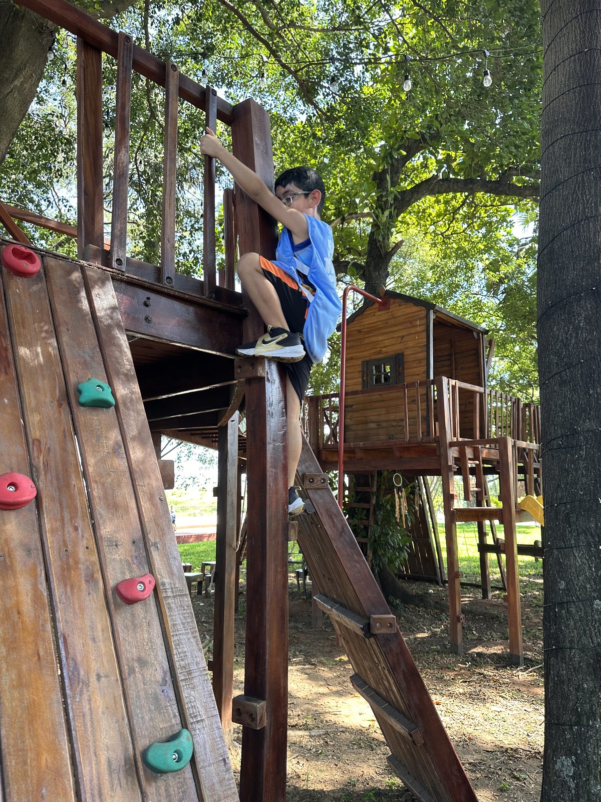 Niño escalando el muro